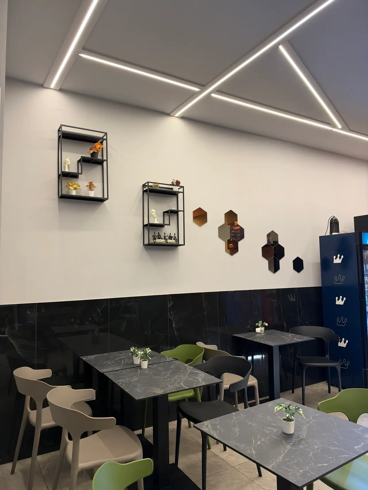 La sala di Quetaco con tavoli in marmo e sedie verdi