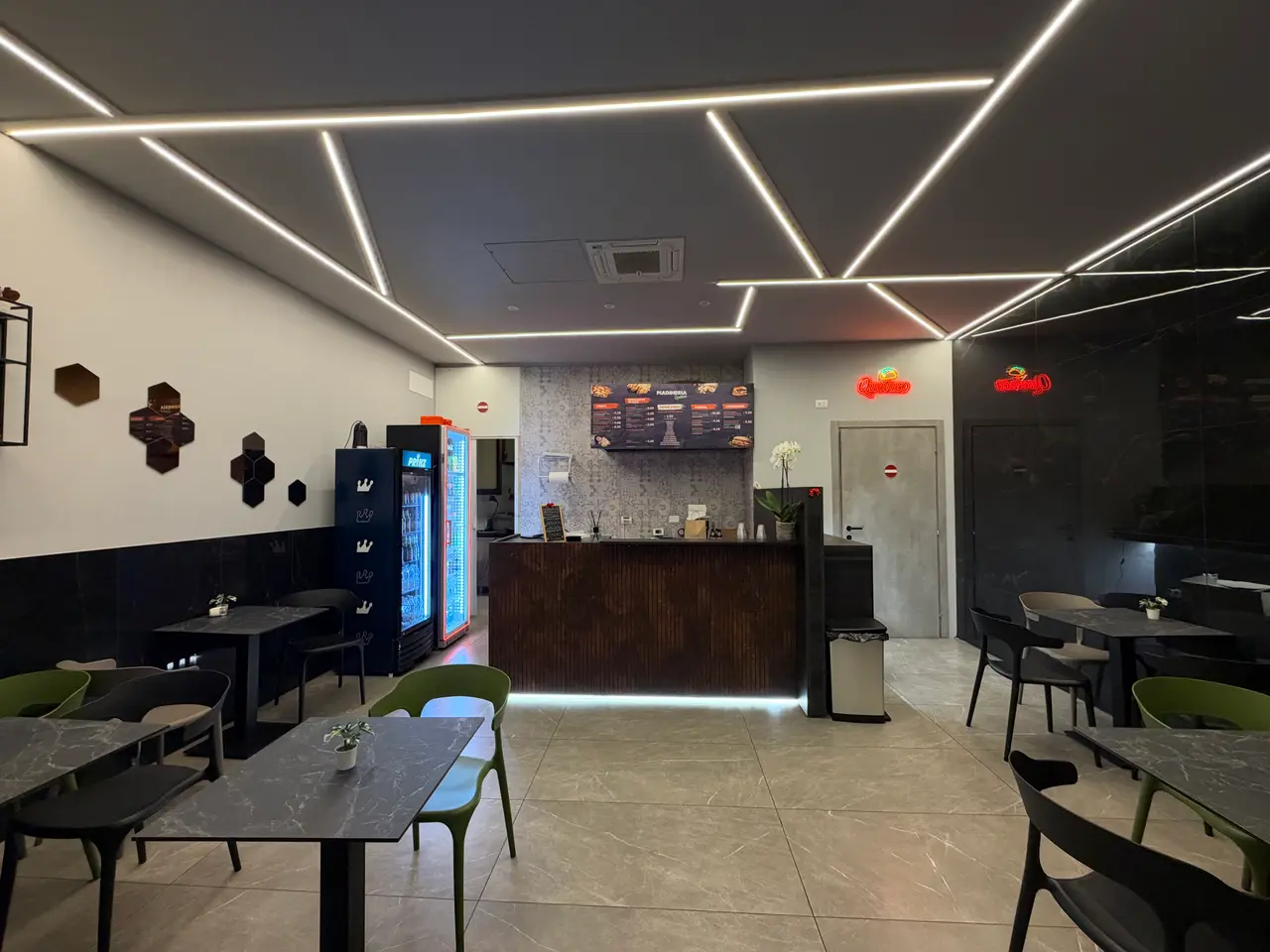 La sala di Quetaco con il bancone e le linee di luce sul soffitto